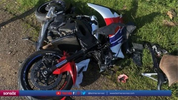 Otomobille &ccedil;arpışan motosikletin s&uuml;r&uuml;c&uuml;s&uuml; &ouml;ld&uuml;