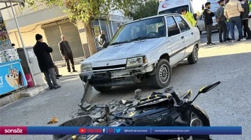 Otomobille &ccedil;arpışan motosikletin s&uuml;r&uuml;c&uuml;s&uuml; yaralandı