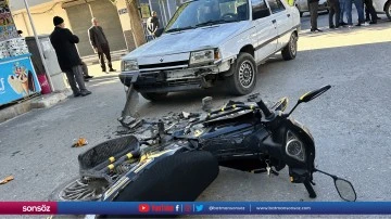 Otomobille &ccedil;arpışan motosikletin s&uuml;r&uuml;c&uuml;s&uuml; yaralandı
