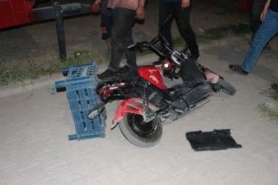 Otomobille &ccedil;arpışan motosikletin s&uuml;r&uuml;c&uuml;s&uuml; yaralandı