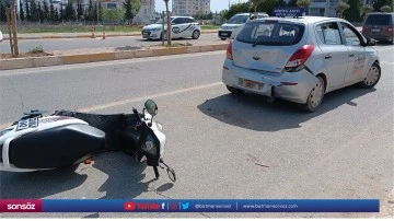 Otomobille &ccedil;arpışan motosikletin s&uuml;r&uuml;c&uuml;s&uuml; yaralandı