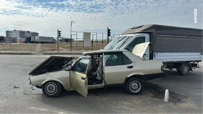 Otomobille kamyonetin &ccedil;arpıştığı kazada 3 kişi yaralandı