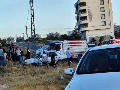 Otomobille kamyonetin &ccedil;arpıştığı kazada 3 kişi yaralandı