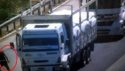 Otoyolda tır ile kamyon &ccedil;arpıştı