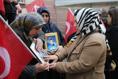 Oturma eylemi yapan Diyarbakır annelerine destek ziyareti