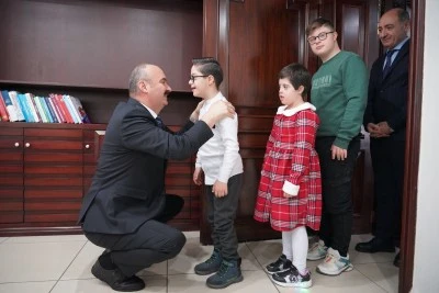&Ouml;zel &ccedil;ocuklardan valiye ziyaret