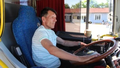 &Ouml;zel halk otob&uuml;s&uuml; şof&ouml;r&uuml;, fenalaşan yolcuyu hastaneye yetiştirdi