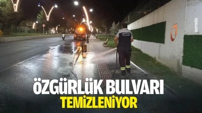 &Ouml;zg&uuml;rl&uuml;k Bulvarı temizleniyor
