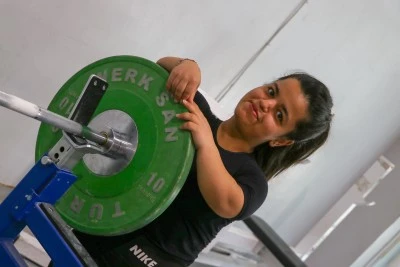 Paralimpik sporcu y&uuml;zmedeki başarısını halterde de s&uuml;rd&uuml;rmek istiyor