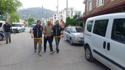 Park halindeki 13 araca zarar veren ş&uuml;pheli yakalandı