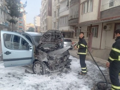 Park halindeki hafif ticari ara&ccedil;ta &ccedil;ıkan yangın s&ouml;nd&uuml;r&uuml;ld&uuml;
