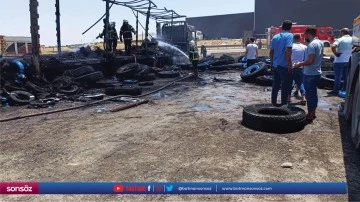 Park halindeki lastik y&uuml;kl&uuml; tır yandı