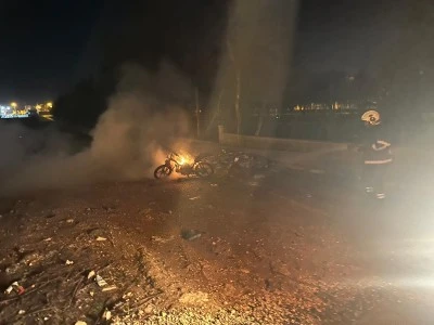 Park halindeki motosiklette &ccedil;ıkan yangın s&ouml;nd&uuml;r&uuml;ld&uuml;