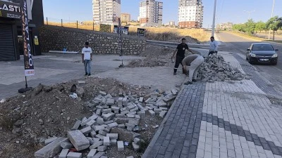 Parke ve kaldırım onarımlarını s&uuml;rd&uuml;r&uuml;yor