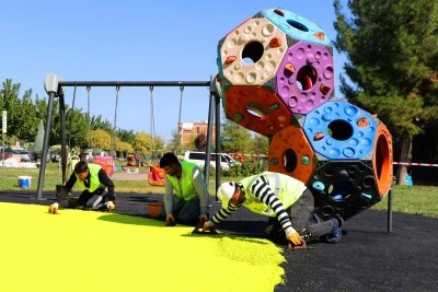 Parklardaki &ccedil;ocuk oyun ve spor alanları yenileniyor