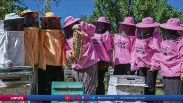 Pembe kıyafetli arıcılar