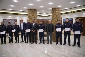 Petrol sahasındaki yangına hızlı m&uuml;dahale eden itfaiyecilere başarı belgesi verildi