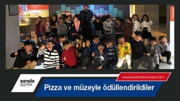 Pizza ve m&uuml;zeyle &ouml;d&uuml;llendirildiler