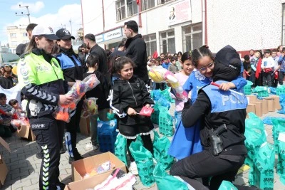 Polis 350 &ouml;ğrenciye ayakkabı ve oyuncak dağıttı