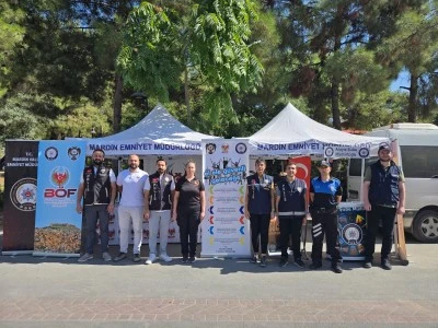 Polis gen&ccedil;ler i&ccedil;in bilgilendirme standı a&ccedil;tı