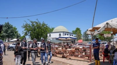 Polis kurban satış yerlerinde sahte para uyarısı yaptı