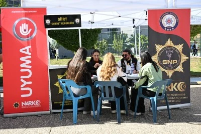Polis &uuml;niversite &ouml;ğrencilerini bilgilendirdi