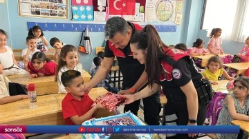 Polislerden &ouml;ğrenciye doğum g&uuml;n&uuml; s&uuml;rprizi