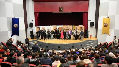 Polislerin rol aldığı tiyatro oyunu duygulandırdı