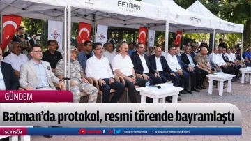 Protokol, resmi t&ouml;rende bayramlaştı