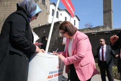 "Aile Yılında Anayasa Değişsin, Aile Korunsun" imza kampanyası başlatıldı