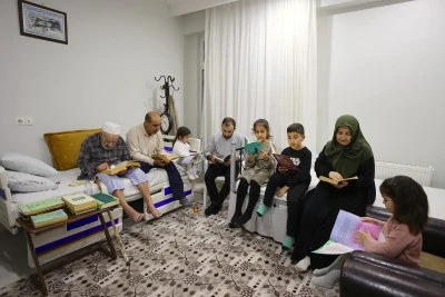 "Kasım dede" okuma aşkıyla t&uuml;m ailesine &ouml;rnek oluyor