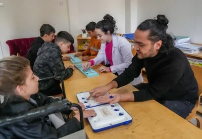 "&ouml;zel &ccedil;ocuklar" zeka oyunu &ouml;ğreniyor
