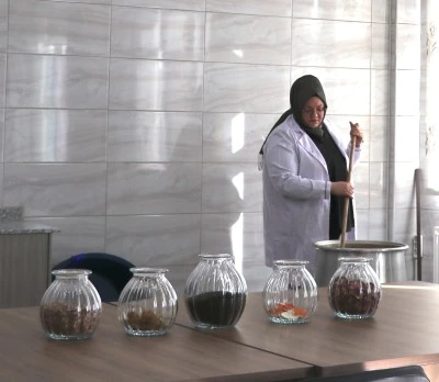 "Saray kumaşı"nı atık gıda malzemeleriyle renklendiriyor