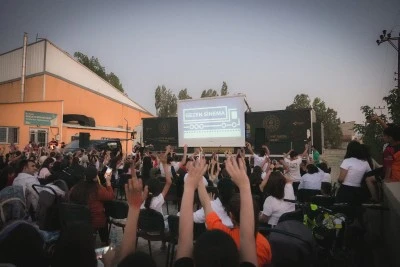 "Sinema tırı" binlerce &ccedil;ocuğu beyaz perdeyle buluşturdu