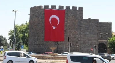 "Ter&ouml;rs&uuml;z T&uuml;rkiye"ye destek i&ccedil;in T&uuml;rk bayrağı asıldı