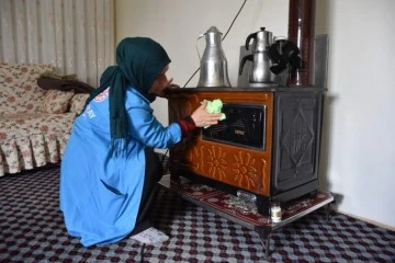 "Vefa" ekibi, yaşlı ve engellilerin evinin temizliğini yapıyor