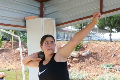"Yapamazsın" diyenlere inat g&uuml;lle atmada T&uuml;rkiye şampiyonu oldu