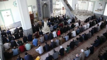 Ramazanın son cuma namazı kılındı