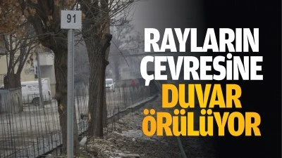 Rayların &ccedil;evresine duvar &ouml;r&uuml;l&uuml;yor