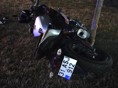 Ref&uuml;je &ccedil;arpan motosikletin s&uuml;r&uuml;c&uuml;s&uuml; yaralandı