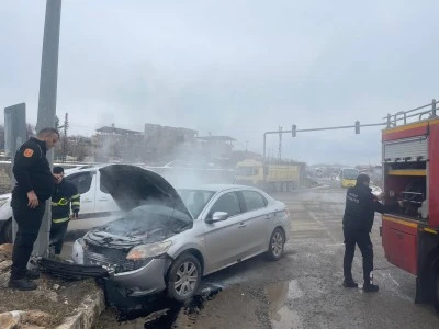 Ref&uuml;je &ccedil;arpan otomobildeki 2 kişi yaralandı