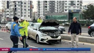 Ref&uuml;je &ccedil;arpan otomobilin s&uuml;r&uuml;c&uuml;s&uuml; yaralandı