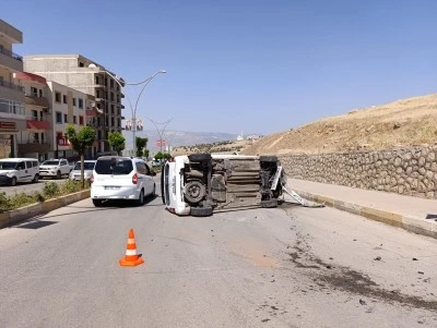 Ref&uuml;je &ccedil;arparak devrilen hafif ticari ara&ccedil;taki 2 kişi yaralandı