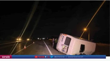 Ref&uuml;je devrilen minib&uuml;steki 12 kişi yaralandı