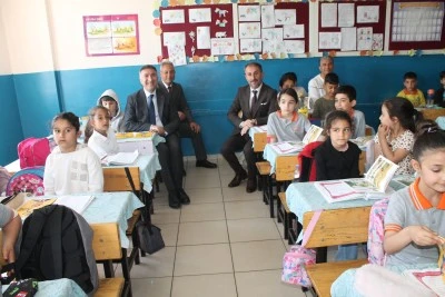 Rekt&ouml;r Demir, miniklerle buluştu