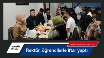Rekt&ouml;r, &ouml;ğrencilerle iftar yaptı
