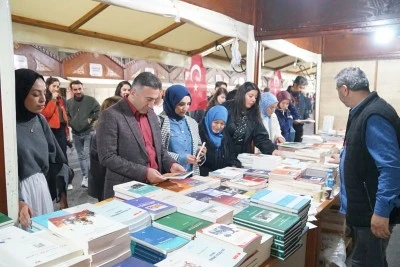 Rekt&ouml;r, Tarih Kurumu standını gezdi
