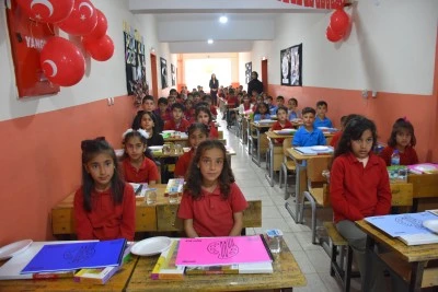 Ressam Melis Doğan, 100 &ccedil;ocukla resim yaptı