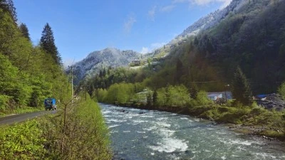 Rize'nin y&uuml;ksek kesimleri nisanda yağan karla beyaza b&uuml;r&uuml;nd&uuml;