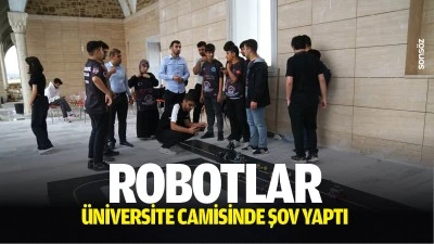 Robotlar &uuml;niversite camisinde şov yaptı